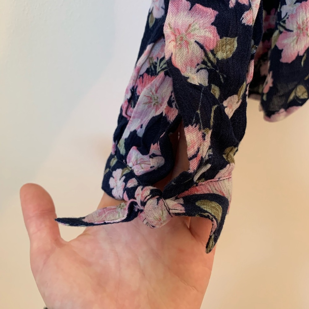 Hollister Ruffle Cold Shoulder Top - Picture 2 of 4